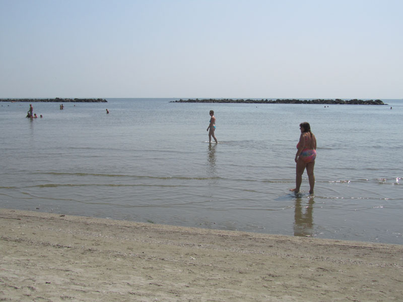 Вид на волнорезы с бесплатного пляжа в Лидо делле Национи, Эмилия-Романья, Италия.