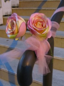 Розовые розы на празднике la notte rosa в Римини, Эмилья-Романия, Италия